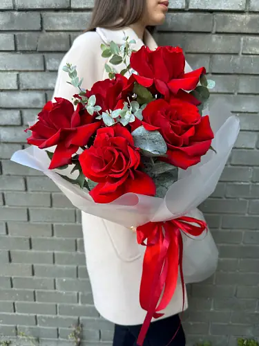 На фото №3 5 Красных роз с эвкалиптом