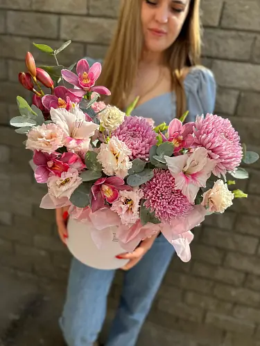 На фото №3 Коробка с одноголовой хризантемой и орхидеями 