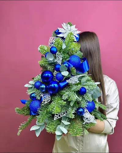 На фото №2 Декоративная елка с синими шарами