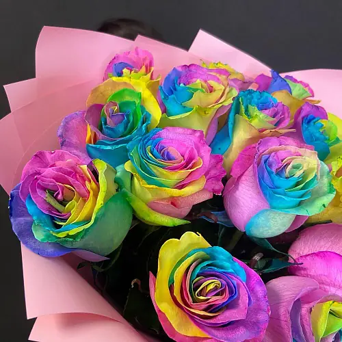 На фото №2 19 радужных роз 