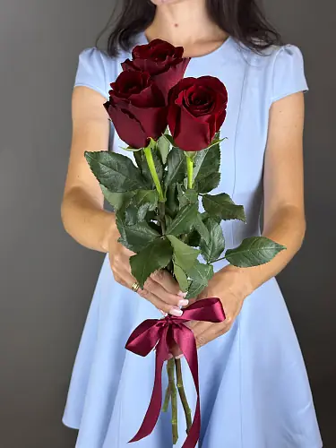На фото №4 3 красные розы Эквадор