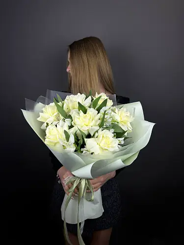 На фото №8 Букет живых цветов из белых французских роз и альстромерии в дизайнерской упаковке