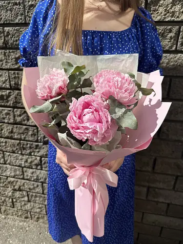 На фото №3 3 Пиона с эвкалиптом в дизайнерской упаковке 