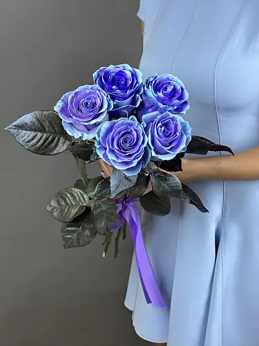 На фото №3 5 Синих роз с лентой