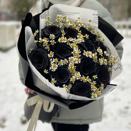 Букет из чёрных роз и матрикарии 