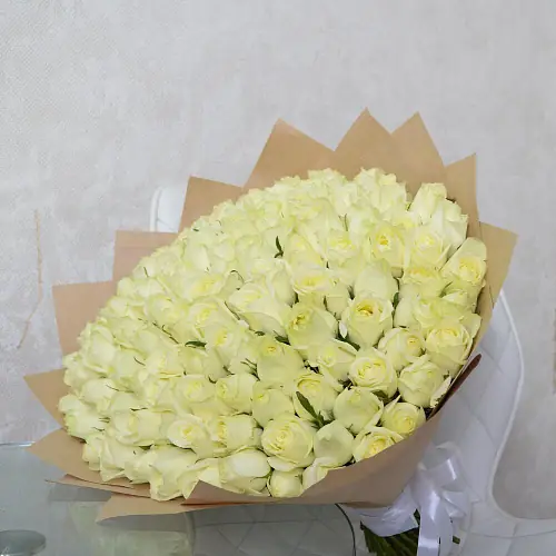 101 Белая роза в крафте 