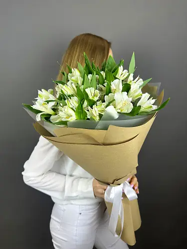На фото №6 Букет живых цветов из белых альстромерий