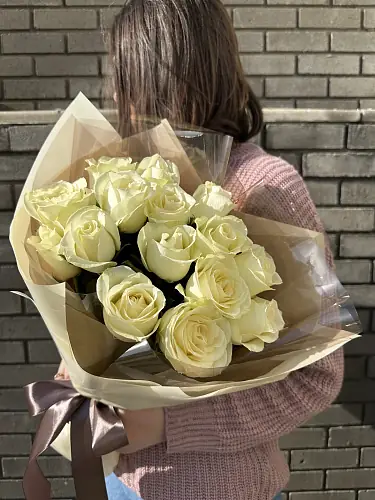 На фото №3 15 Кремовых роз в дизайнерской упаковке 