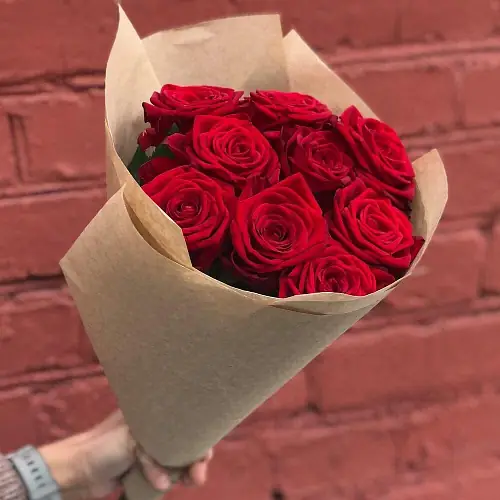 На фото №5 Красные розы премиум 9 штук