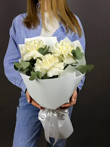 На фото №5 3 Белые розы с эвкалиптом