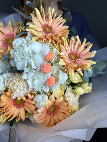 На фото №3 Букет с гортензией и герберами