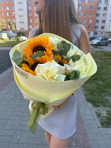 На фото №2 Розы и подсолнухи