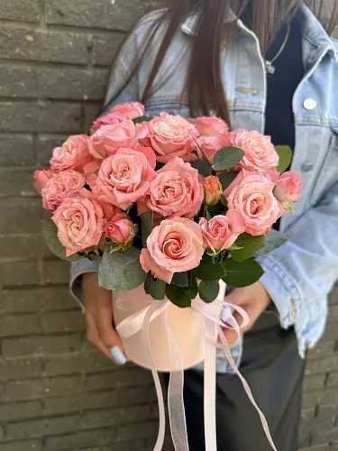 На фото №6 Букет живых цветов с кустовыми розами