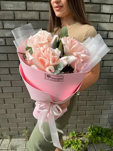 На фото №2 3 Розы с эвкалиптом