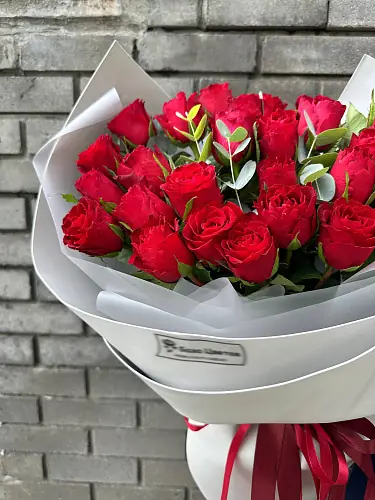 На фото №3 29 Роз в дизайнерской упаковке