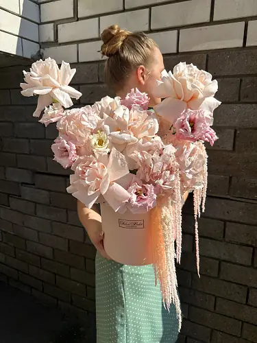 На фото №2 Нежная коробка с розами и эустомой 