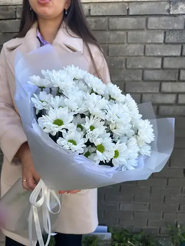 На фото №6 Букет живых цветов из 7 кустовых хризантем