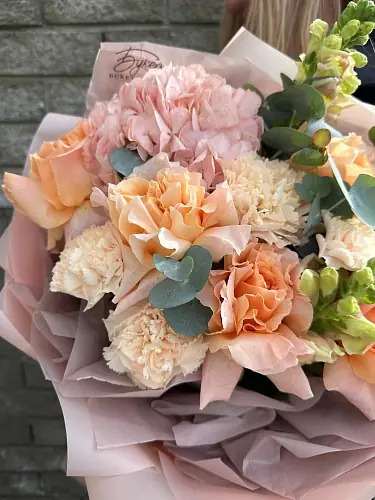 На фото №3 Авторский букет с розой и гортензией