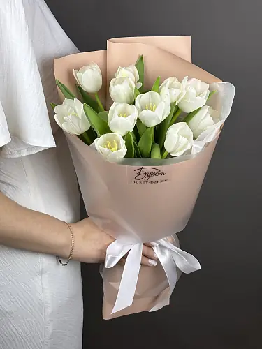 На фото №2 Букет из 11 Светлых  тюльпанов 