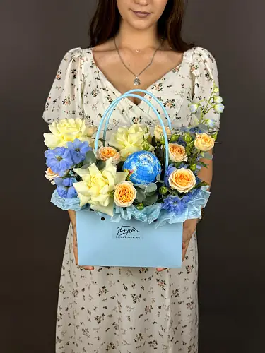 На фото №3 Композиция с розами и глобусом 