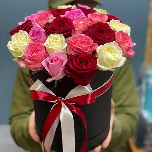 Шляпная коробка с цветами роз