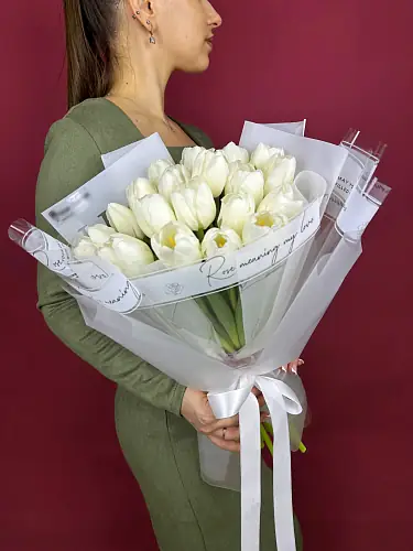 На фото №3 Букет живых цветов из 21 белого тюльпана в дизайнерской упаковке