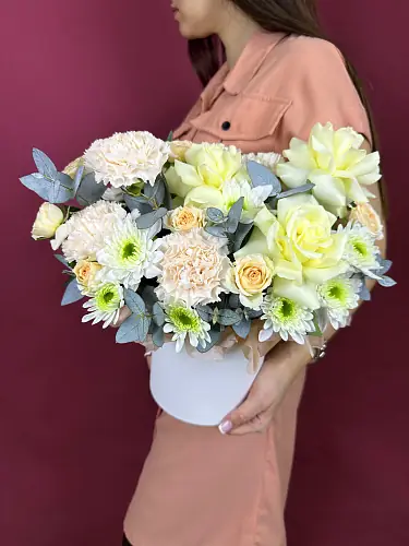 На фото №3 Букет живых цветов с нежными розами и хризантемой в красивой шляпной коробке