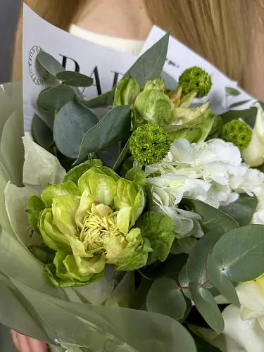 На фото №4 Букет с гортензией и зелеными розами