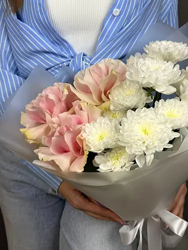 На фото №5 Букет из розовых роз и кустовой хризантемы 