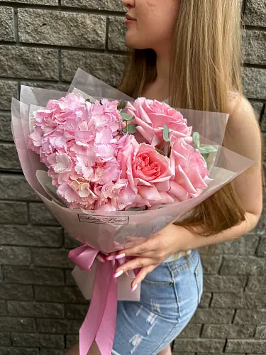 На фото №3 Пионовидные розы и гортензии