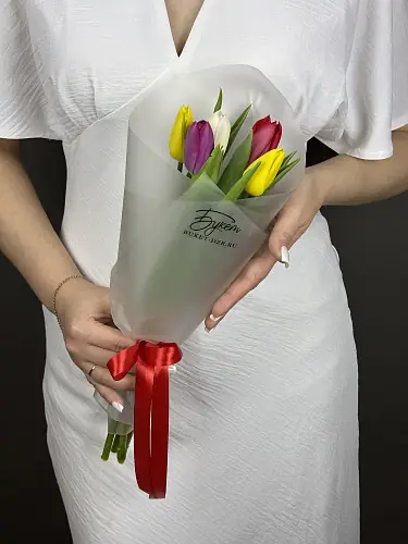 На фото №2 5 Ярких разноцветных Тюльпанов