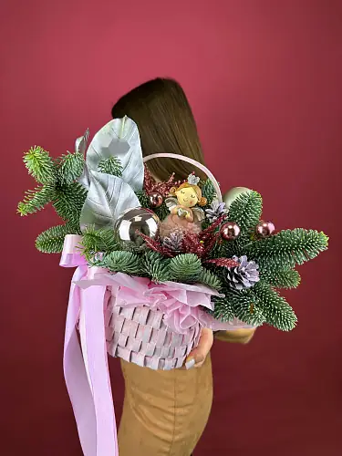 На фото №3 Цветы живые, Новогодняя композиция с нобилисом и феей в розовой корзине