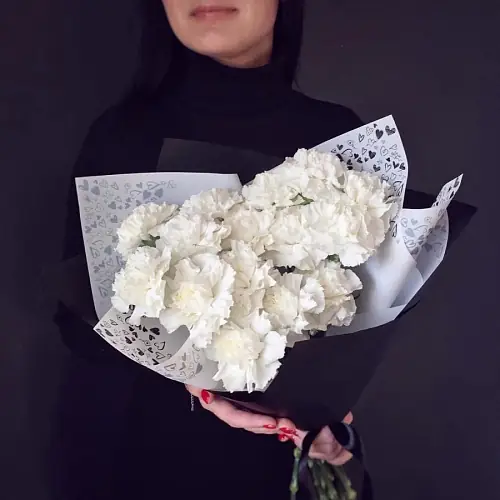 15 Белых Гвоздик в упаковке