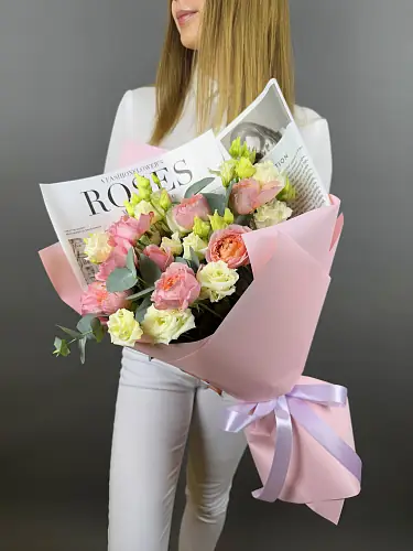 На фото №4 Нежный букет из кустовых роз и эустомы