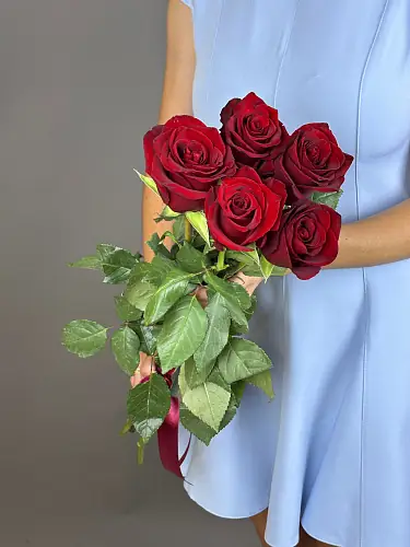 На фото №2 5 Красных Эквадорских роз