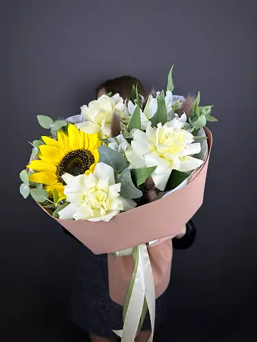 На фото №5 Букет с подсолнухом и альстромерией