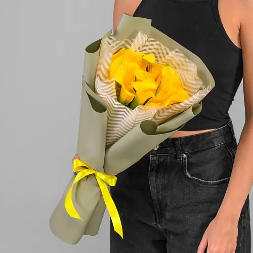 9 Желтых Калл в упаковке