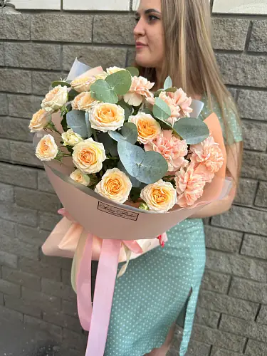 На фото №3 Букет живых цветов с гвоздикой и кустовой розой