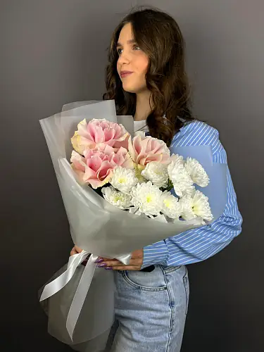 Букет из розовых роз и кустовой хризантемы