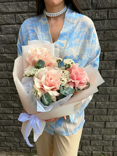 На фото №2 Букет из роз и статицы в стильной упаковке