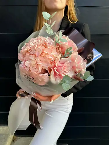 Букет живых цветов с розовой гортензией и французскими розами в дизайнерской упаковке