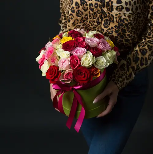 На фото №2 55 Роз Микс (30-40 см.) в коробке