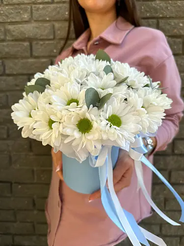 На фото №3 Композиция живых цветов с кустовой хризантемой