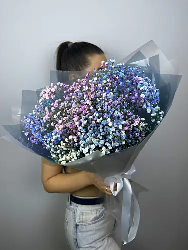 На фото №2 Букет из радужной гипсофилы