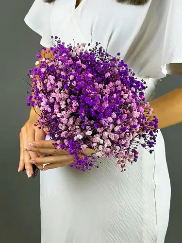 На фото №3 Сиреневая гипсофила для невесты