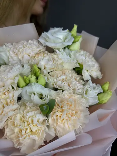 На фото №6 Букет живых цветов из эустомы и гвоздики