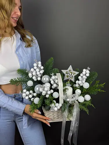 На фото №4 Корзина с новогодним декором 