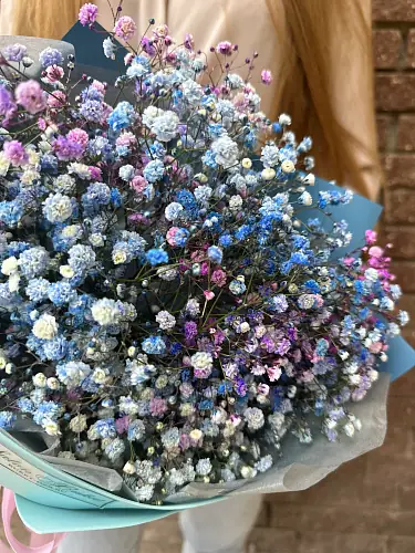 На фото №2 Букет живых цветов из гипсофилы
