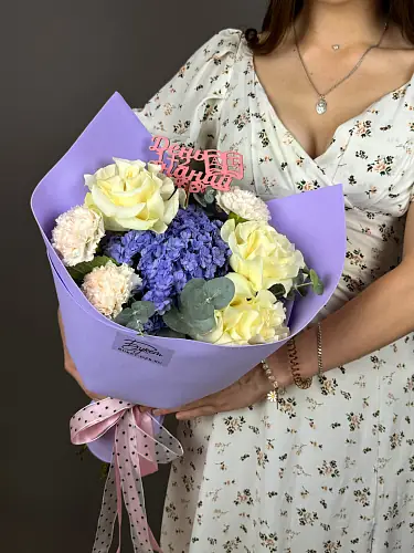 На фото №4 Букет цветов с гортензией в стильной упаковке