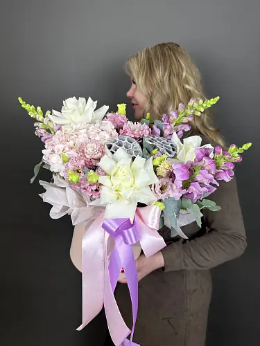 Авторская композиция с гортензией и розами